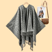 Elegante e classico scialle con spacco e nappe a stampa leopardata.