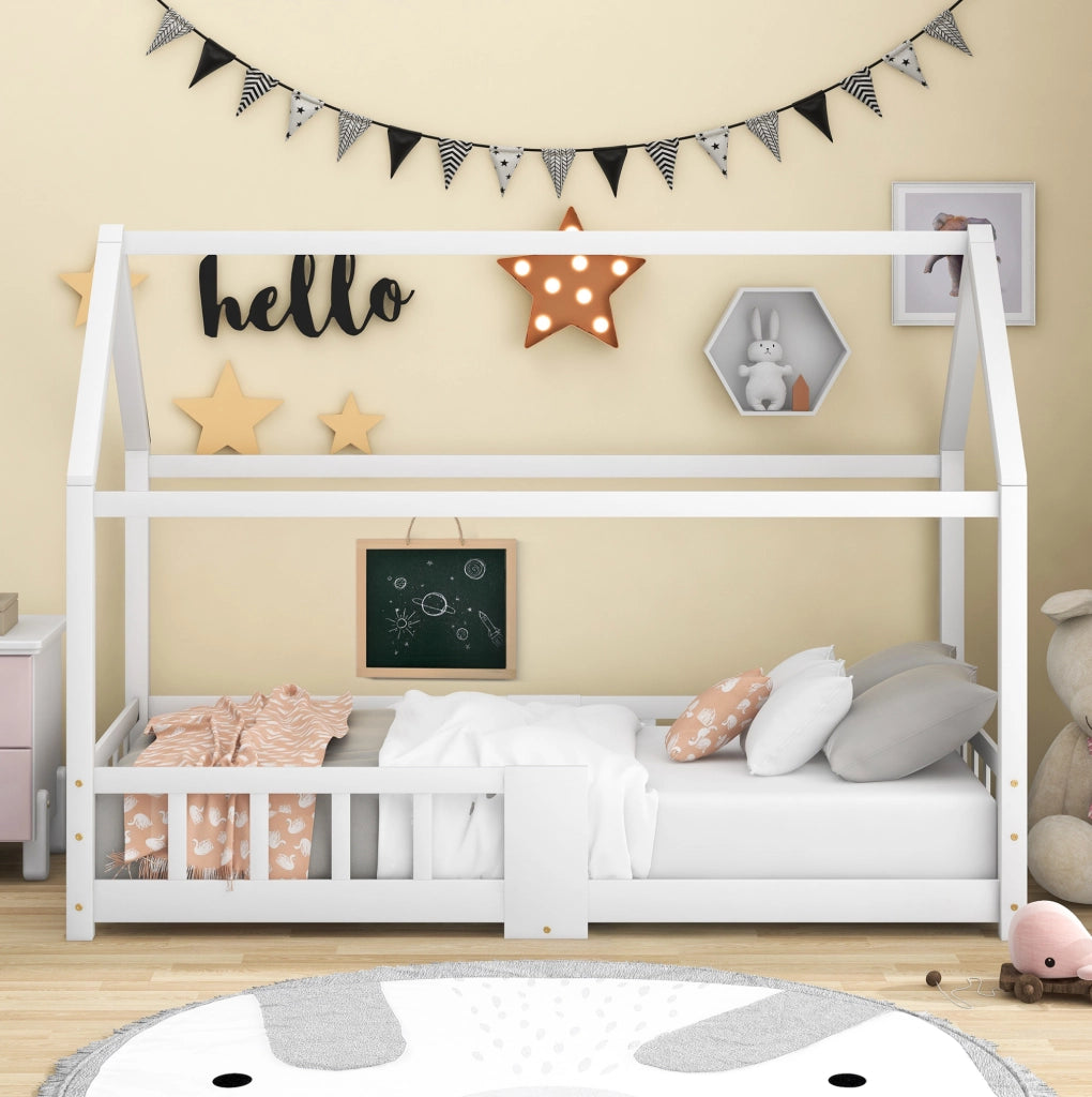 Letto per bambini a casetta 90x200 cm con lavagna e protezione anticaduta; legno bianco