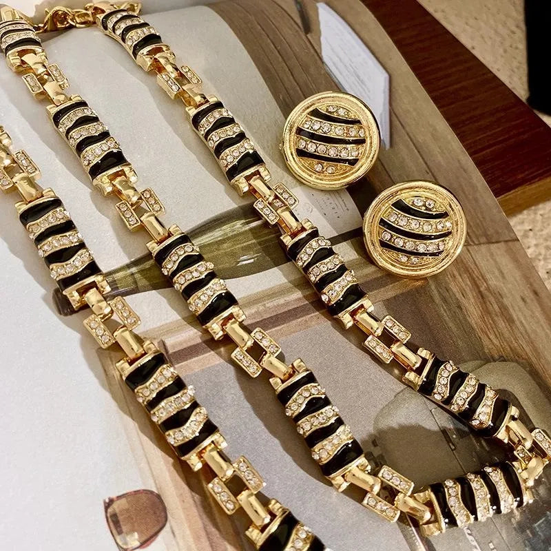 Set di gioielli con perline di semi di zebra nera: collana, orecchini e bracciale fatti a mano.