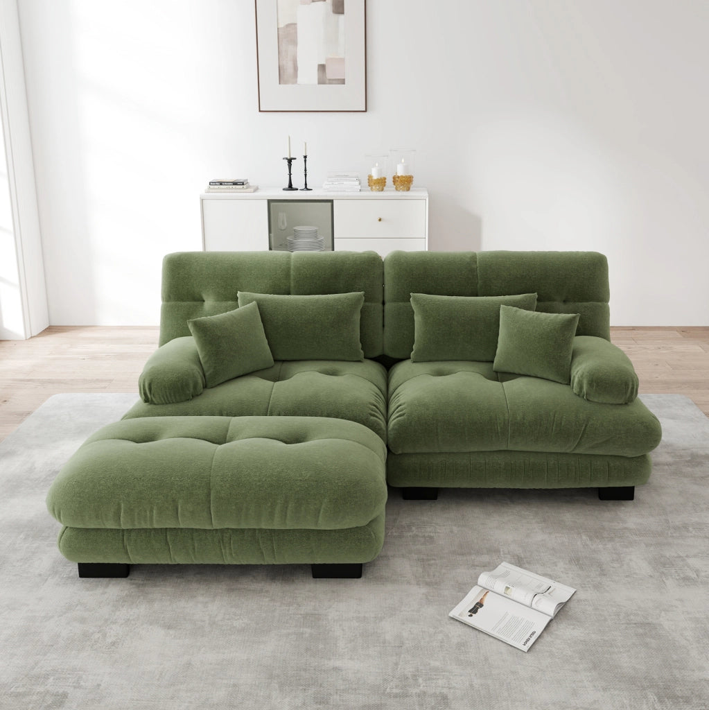 Divano modulare in chenille verde con ottoman mobili; cuscini lombari e braccioli ampi