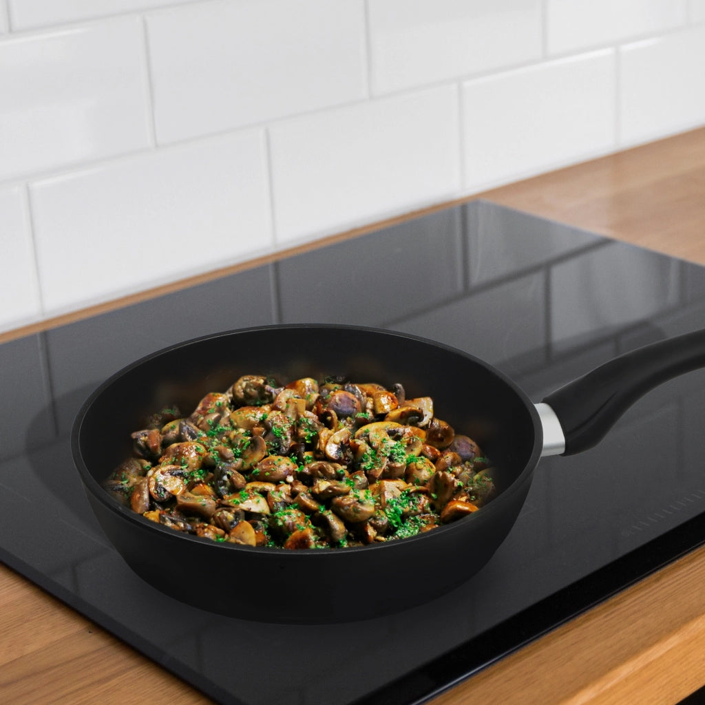 Padella antiaderente KADAX da 26 cm, grande, per piani cottura a gas e induzione.