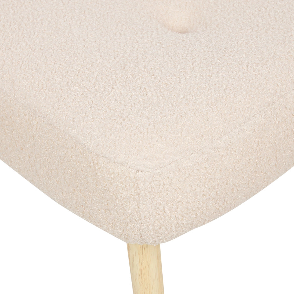 Poltrona rivestita in tessuto beige con poggiapiedi in stile retrò