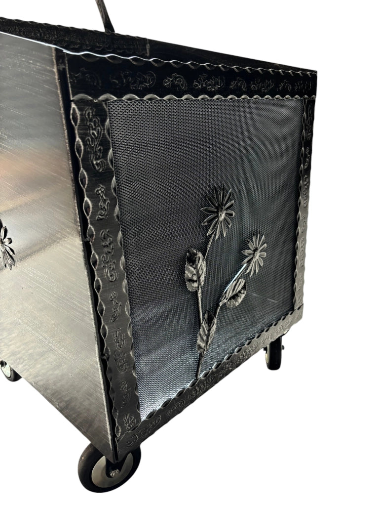 Porta Legna con Ruote, Porta Pellet, in Ferro Battuto, 52 x 50 x 84h cm, Motivo Floreale, Per Camino e Stufe Grigio