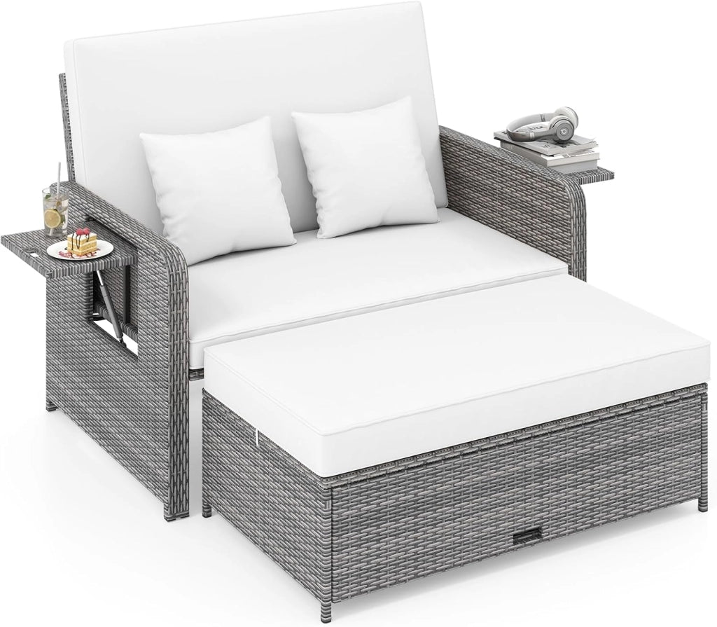 Set Divano da Esterno con Letto da Giorno 2 Pezzi, Divano a Due Posti in Rattan PE con Pouf Contenitore, Schienale Regolabile, Tavolini Laterali Richiudibili e Cuscini Morbidi (Bianco)