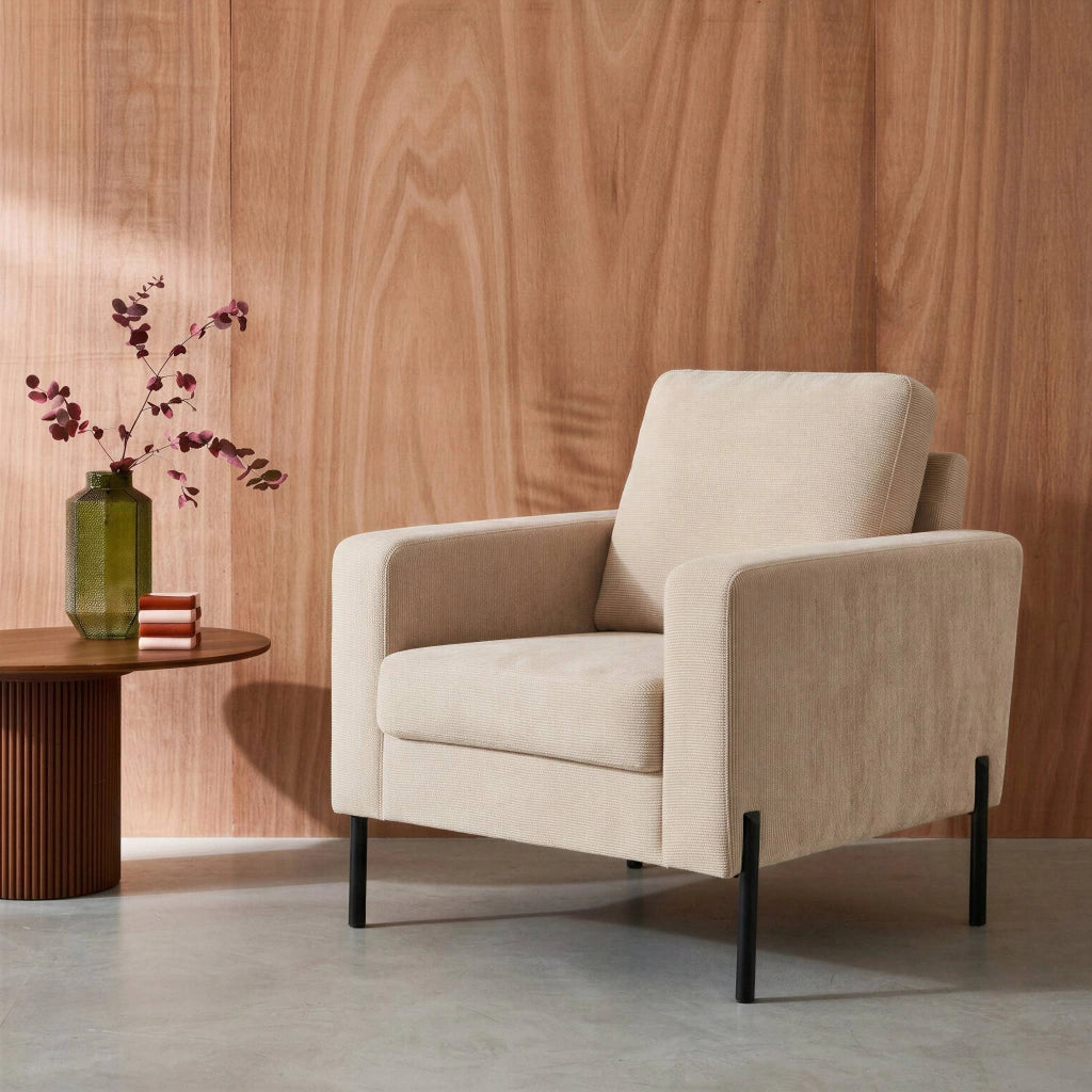 Poltrona in velluto a coste, gambe in metallo, beige