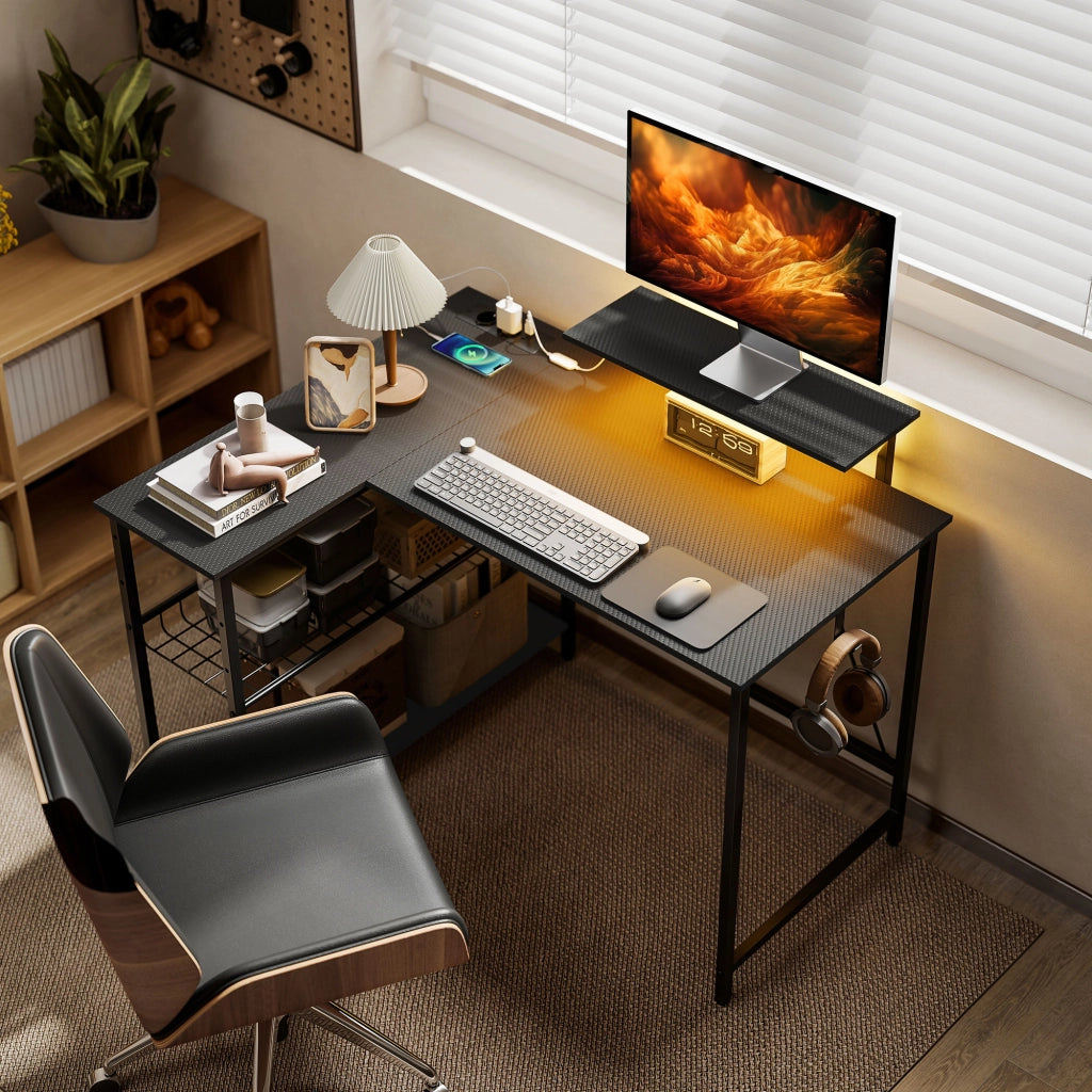 Scrivania da Gaming Angolare con LED Prese Elettriche Supporto per Monitor e Scaffale Nero