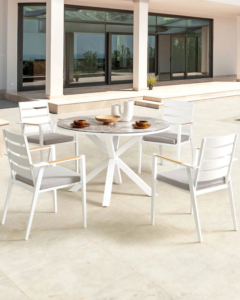 Set di 4 sedie da pranzo da giardino Struttura in alluminio bianco con cuscini di seduta grigi Schienale a doghe Design moderno