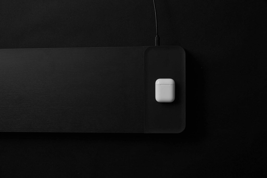 Supporto Monitor da Scrivania 56x20x5,7 cm con Entrata USB e Base di Ricarica Wireless Nero