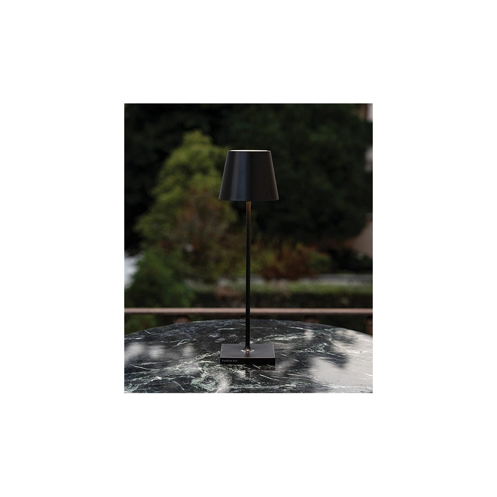 Lampada a led da tavolo Poldina Pro Nera ricaricabile e dimmerabile con batteria fino a 12 ore. Da esterno IP65.