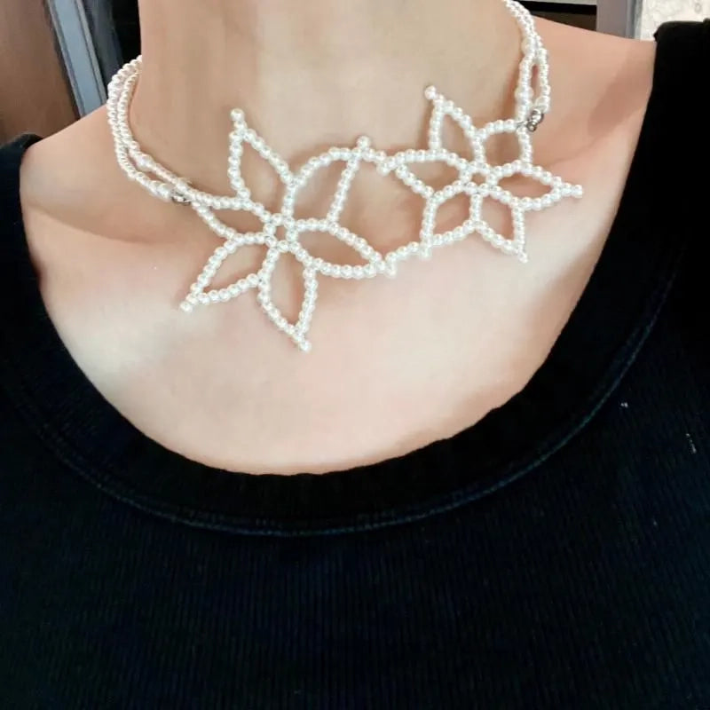 Collana con fiore di perle intrecciato a mano, regalo di Natale o di compleanno.
