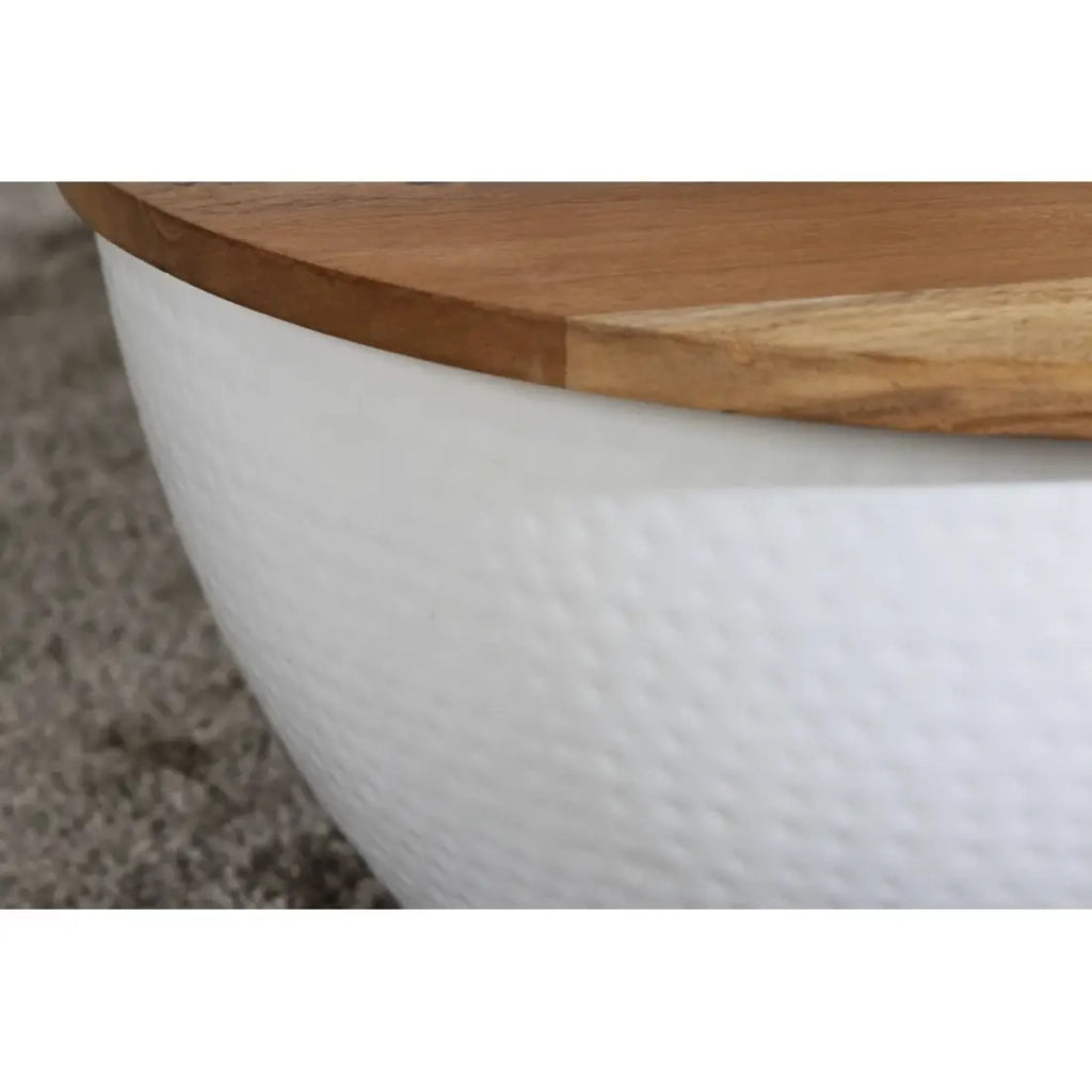 Tavolino basso TRIANE 60 cm con contenitore – Piano in legno di acacia e struttura in metallo bianco martellato