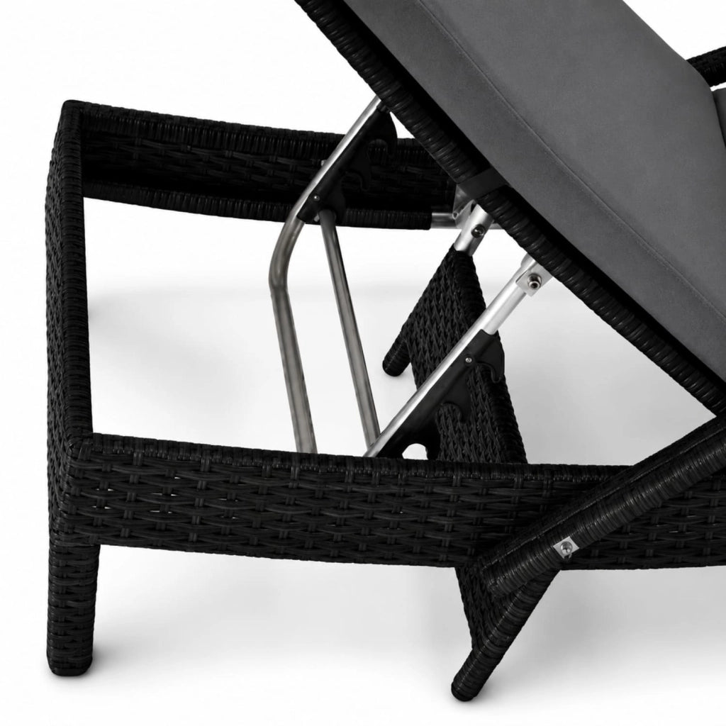 Lettino Prendisole Elegante Con Effetto Rattan Schienale Reclinabile E Cuscino Spesso Per Terrazza Piscina E Giardino 190 x 62 x 34 Cm Nero