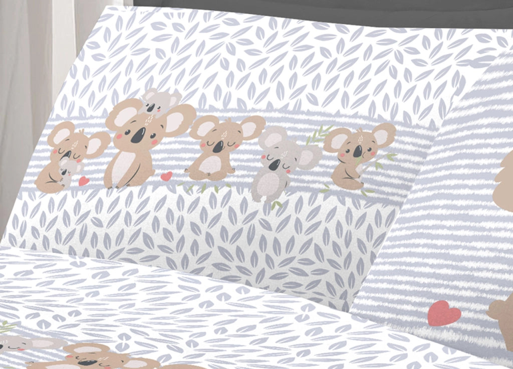Completo Lenzuola Letto Pensieri Delicati 100% Cotone Dis. Koala Family - Piazza E Mezza - Grigio