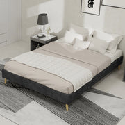 Letto matrimoniale 140 × 200 cm in velluto grigio, struttura bassa in tessuto e metallo, senza materasso