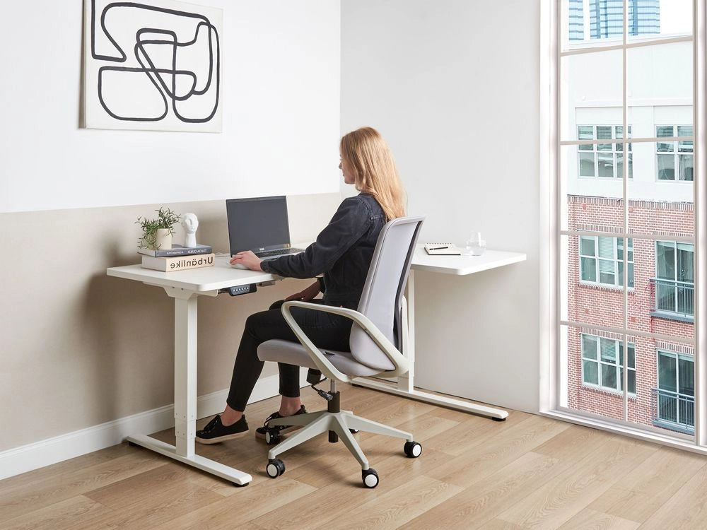 Scrivania elettrica regolabile a forma di L 160 x 59 cm Piano bianco lato destro stile moderno