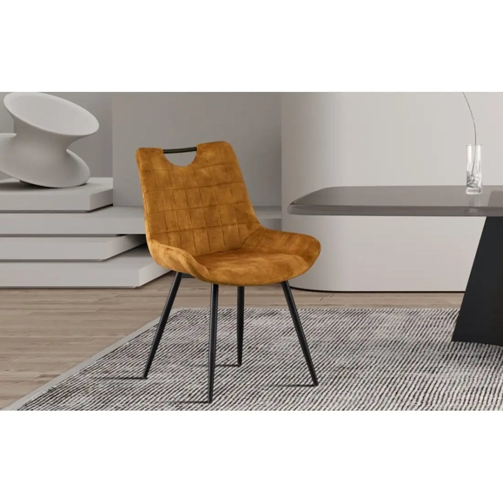 Sedia NINO – Velluto oro e gambe in metallo nero – H84 × L56 × P62.5 cm