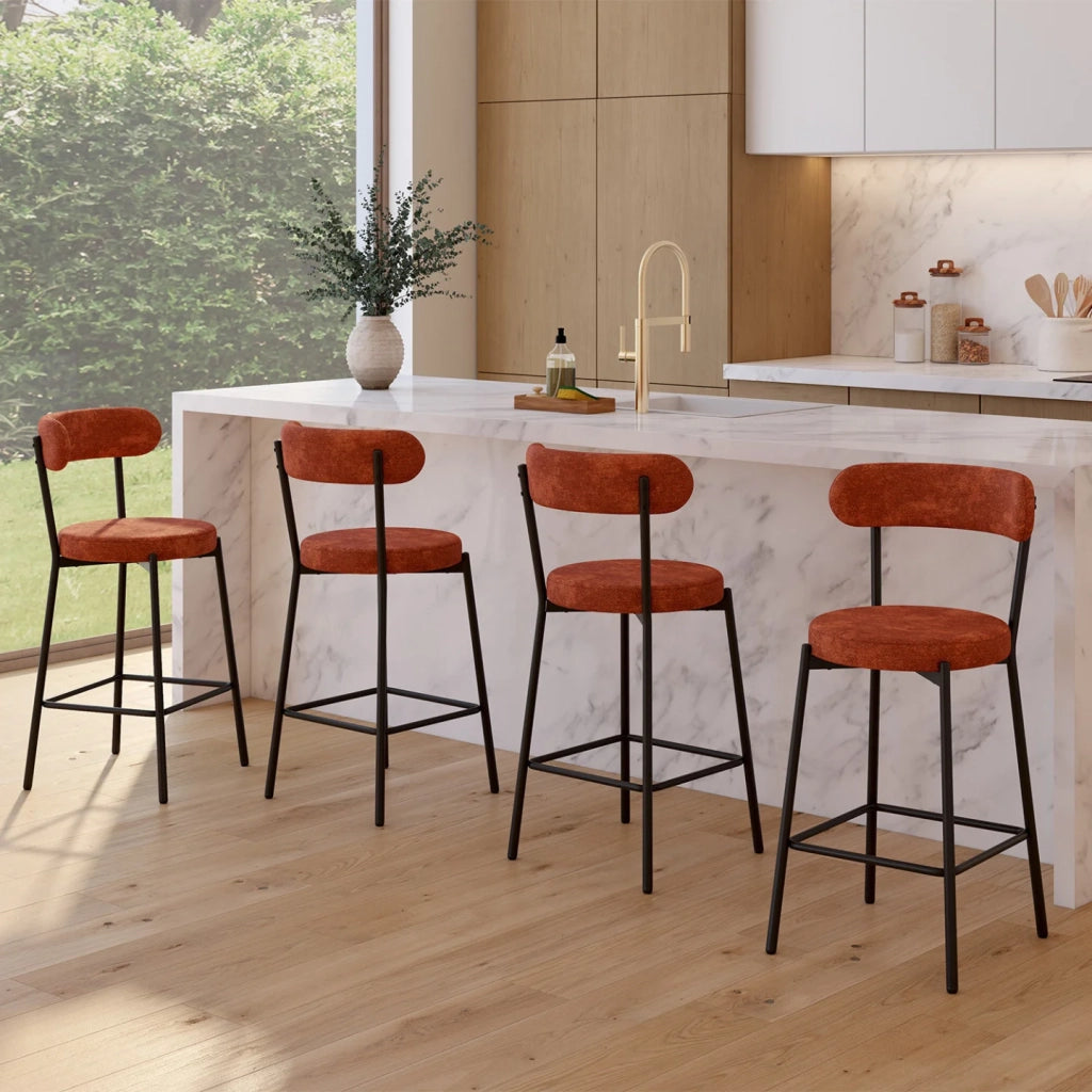 IDMarket - Set di 4 sgabelli da bar MIKI con schienale ricurvo in tessuto chenille color terracotta e gambe in metallo nero
