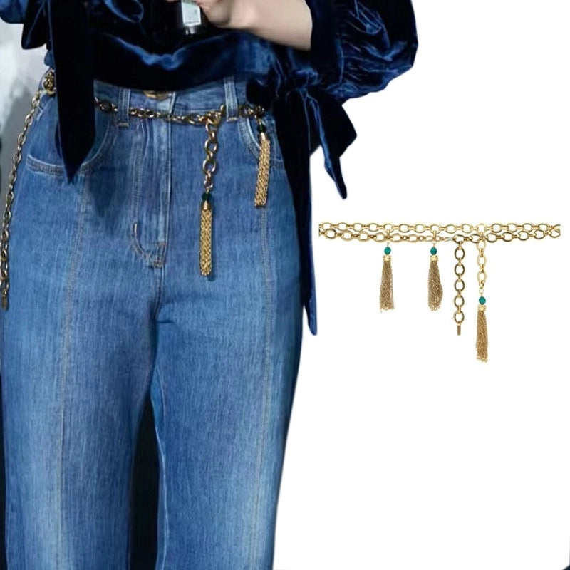 Nuova cintura in denim con catena a nappine, dal design minimalista e sofisticato.
