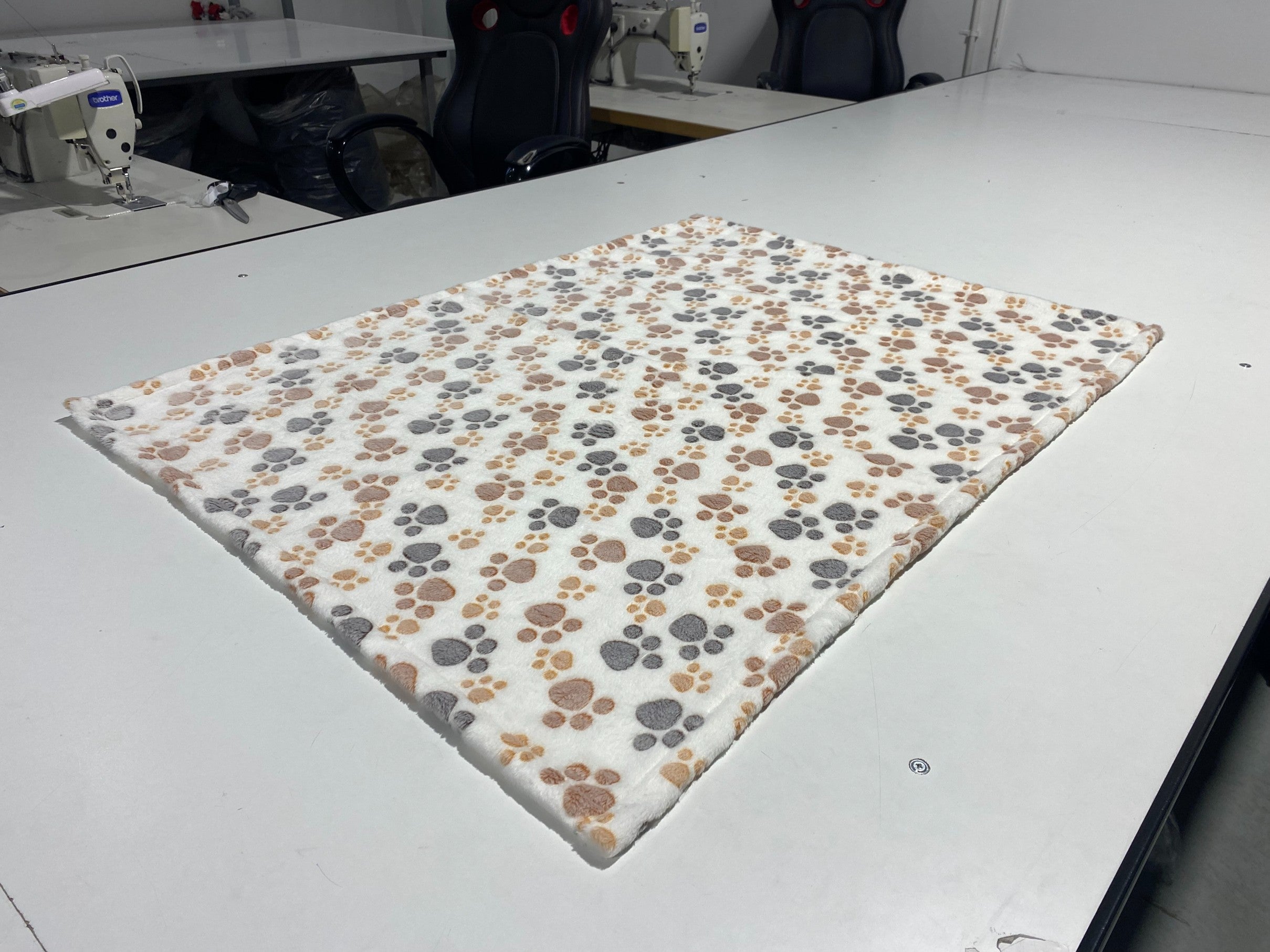 AIO FACTORY Coperta in pile 70x50 cm bianca con zampe marrone-grigio per cuccia per cani