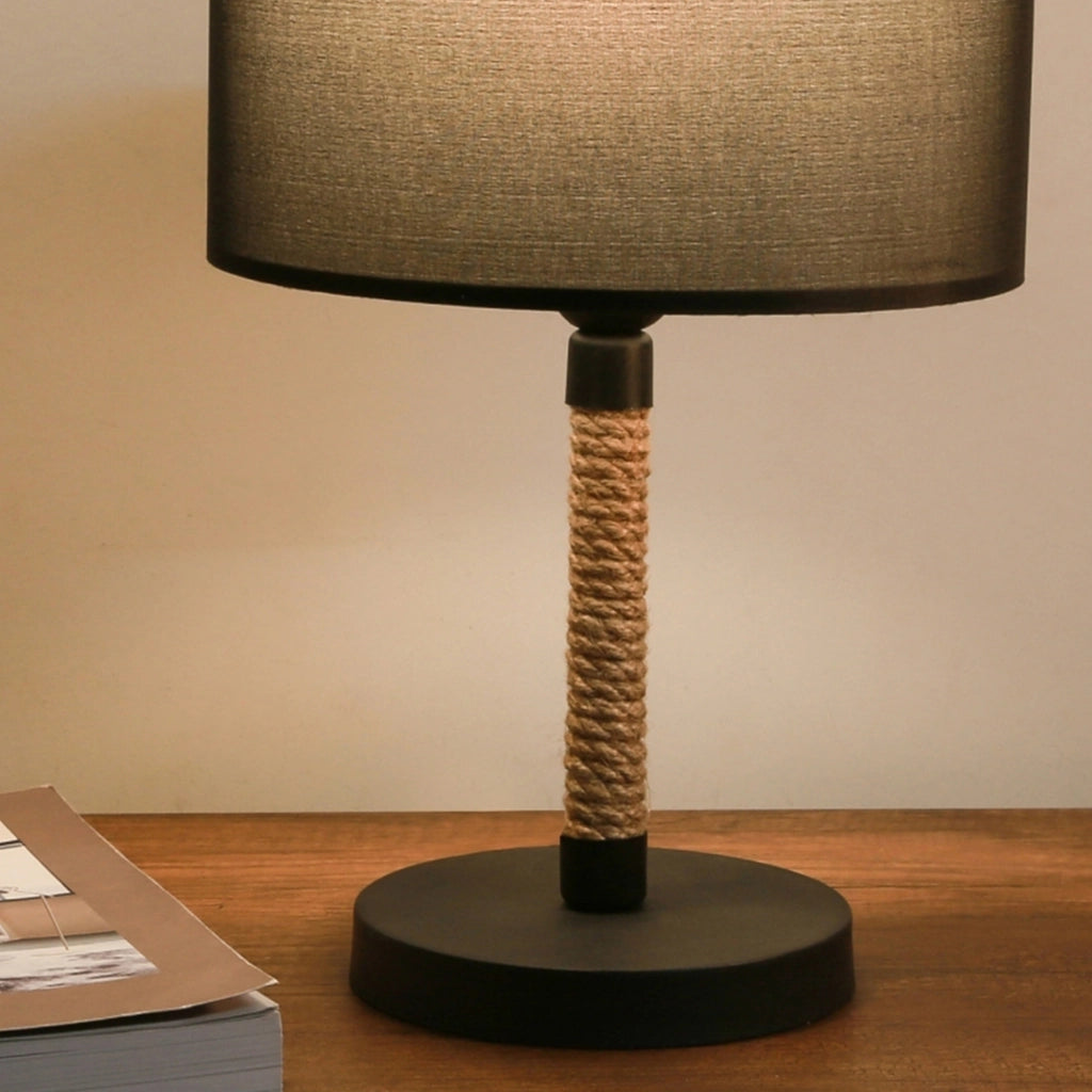 Lampada da Comodino 'Rayleigh' Lampada da Tavolo con Paralume Circolare in Tessuto e Stelo in Metallo con Corda di Iuta