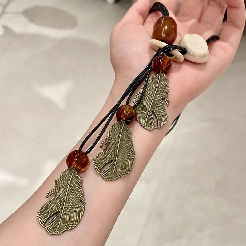 Collana vintage con ciondolo a foglia e perline: gioielli con nappe fatti a mano