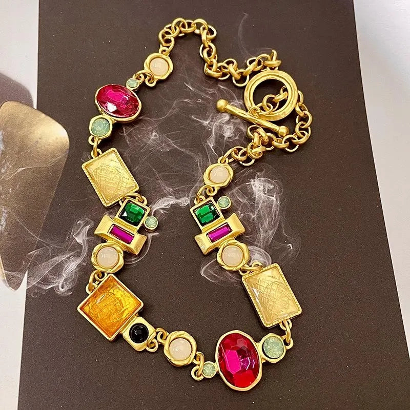 Set di collana, bracciale e orecchini realizzati a mano con pietre preziose artificiali colorate.