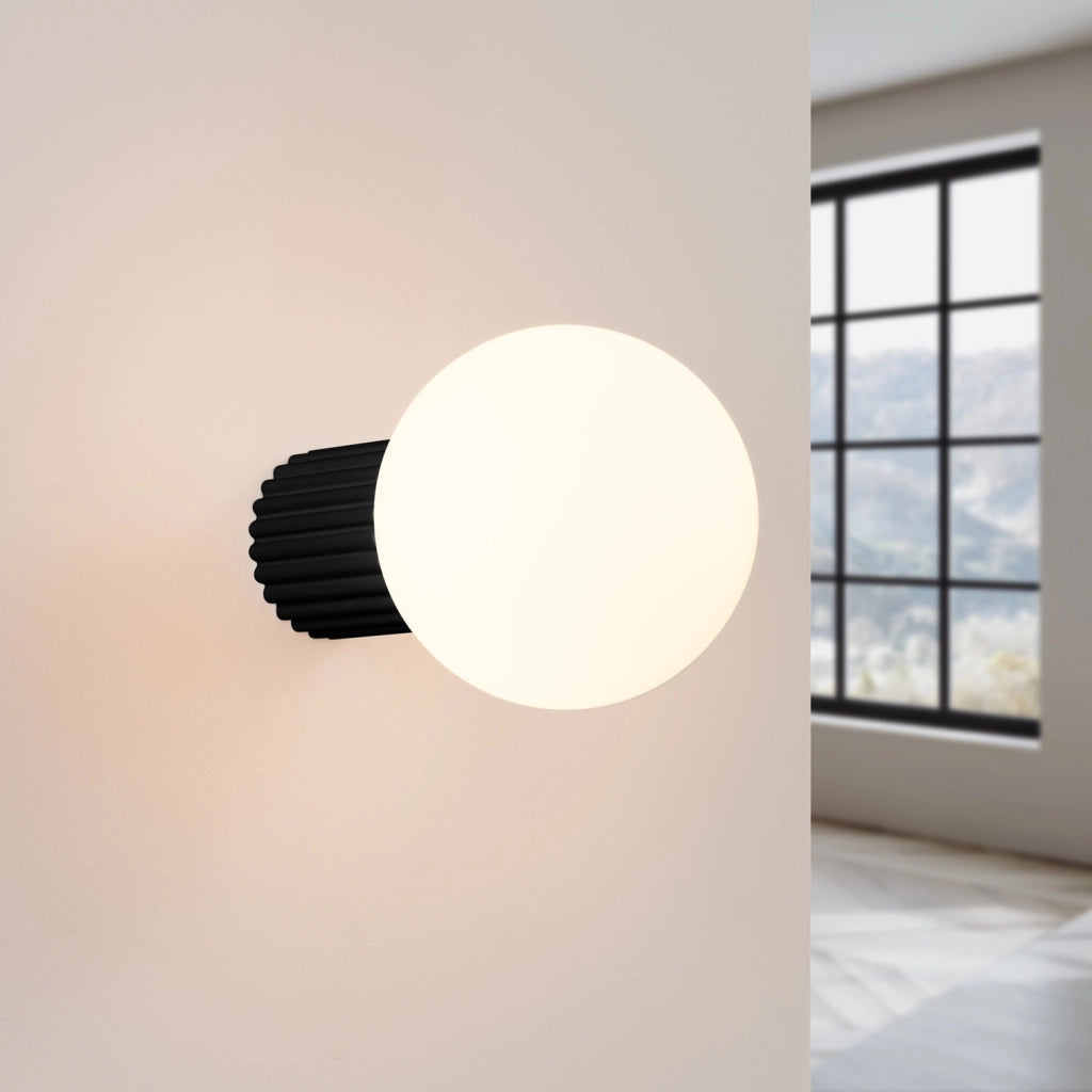 Applique moderna nera rigata, globo vetro G9 IP44 SFERA