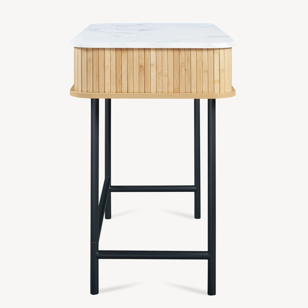 Tavolo Consolle Tvedestrand con Scomparti Chiusi in Bambù - Effetto Marmo Bianco / Colore Legno [en.casa]