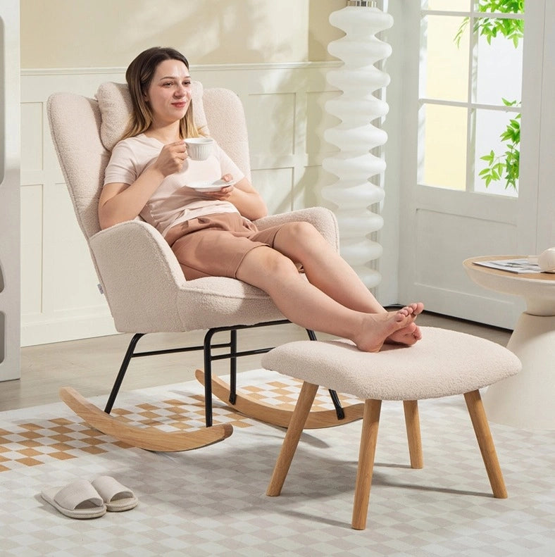 Poltrona a dondolo con poggiapiedi; schienale alto; in poliestere beige