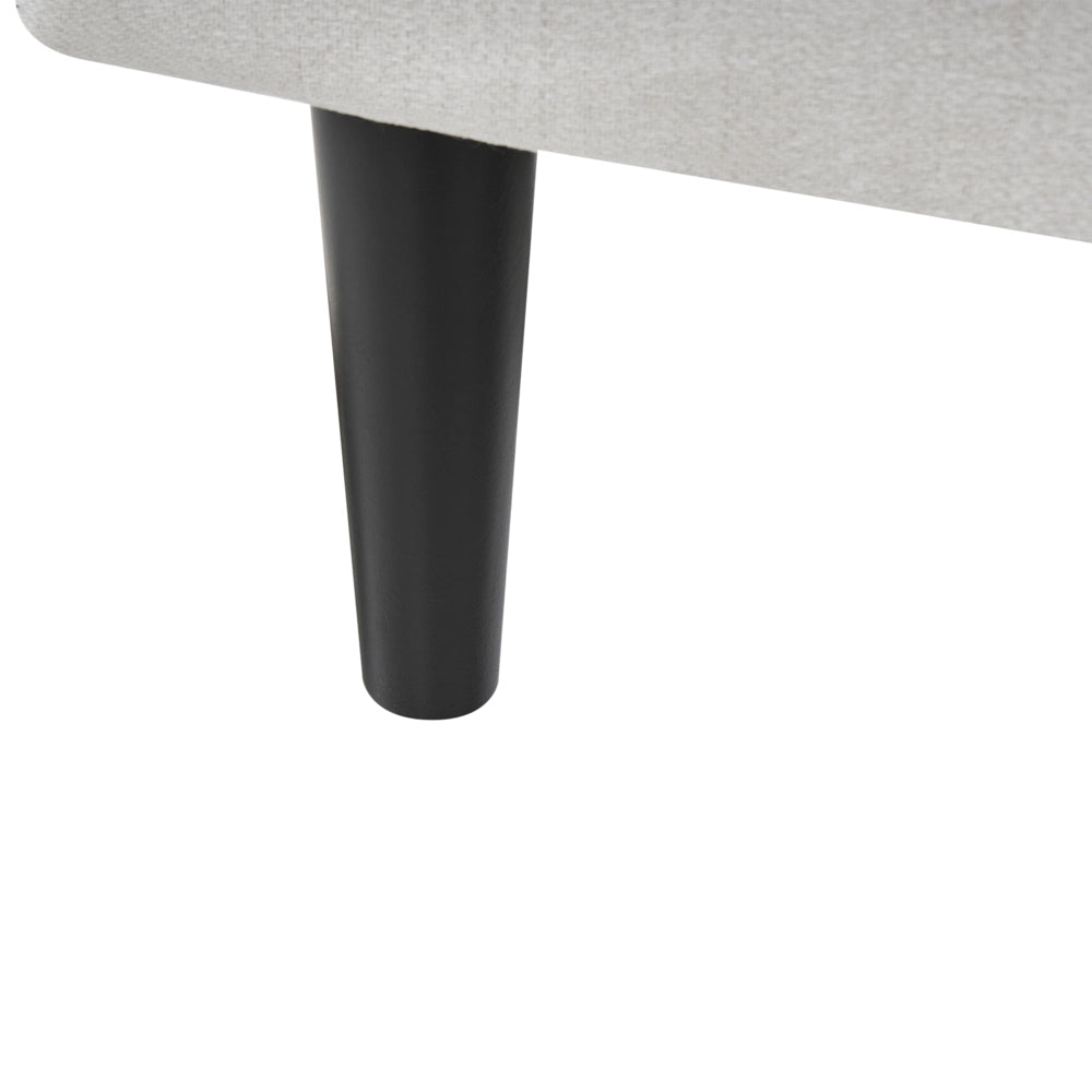 Chaise longue sinistra in tessuto bianco sporco imbottita con cuscino facile da pulire, gambe in legno, soggiorno moderno