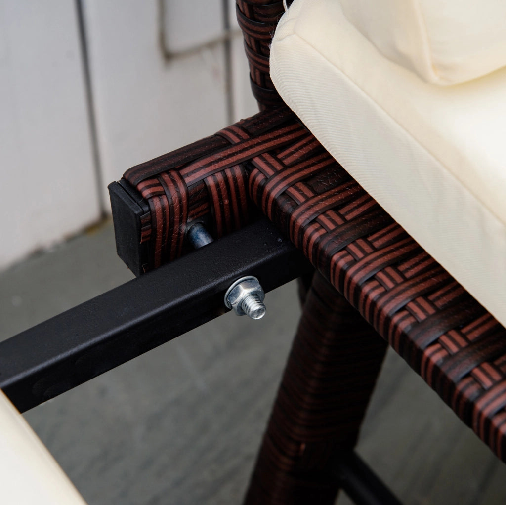 Divano da giardino in rattan marrone con braccioli reclinabili