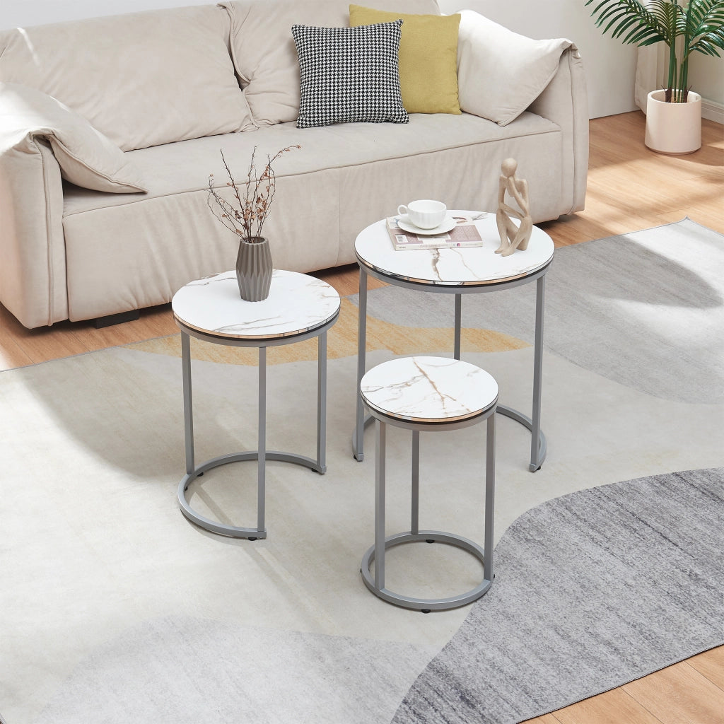 Set Bornholm 3 Tavolini Sovrapponibili con Piani Rotondi in Effetto Marmo Bianco [en.casa]