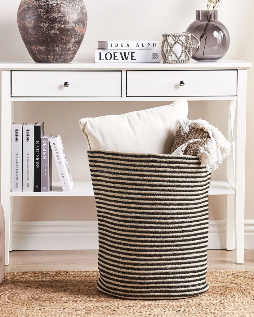 Cesto beige con accessori in tessuto di cotone fantasia a righe nere per la conservazione boho