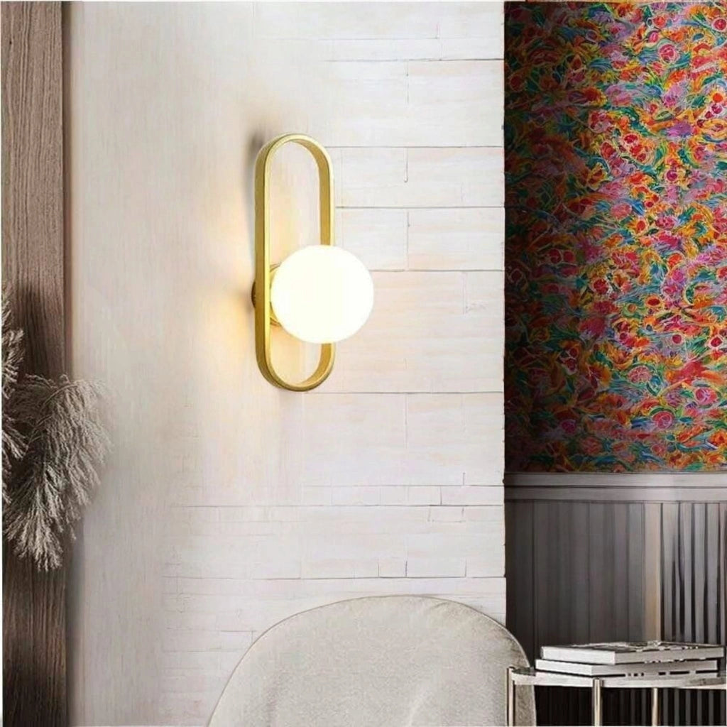 Applique da Parete Moderna, Struttura in Metallo Dorato con Globo di Vetro Opalino, Attacco per Lampadina G9 (Non Inclusa), Lampada da Muro per Soggiorno, Camera da Letto, Corridoio