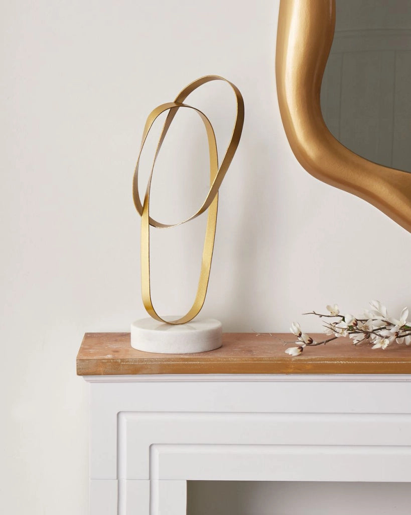 Statuetta decorativa in ferro dorato con base in marmo bianco, stile moderno, accessorio artigianale