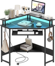 Scrivania per Computer, Scrivania Gaming Triangolare con Stazione di Ricarica, LED, Vassoio per Tastiera e Supporto per Monitor, 80 x 80 x 88 cm, Desk Salvaspazio con Ganci e Scaffale (Nero)