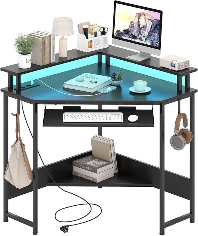 Scrivania per Computer, Scrivania Gaming Triangolare con Stazione di Ricarica, LED, Vassoio per Tastiera e Supporto per Monitor, 80 x 80 x 88 cm, Desk Salvaspazio con Ganci e Scaffale (Nero)