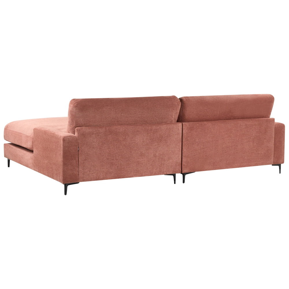 Divano angolare in tessuto rosso lato sinistro con schienale imbottito e finitura idrorepellente con gambe in metallo nero soggiorno in stile moderno