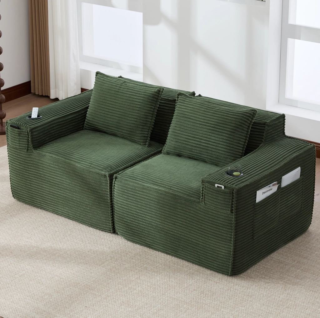 Divano modulare due posti in velluto a coste verde con portabicchieri e tasche laterali integrate