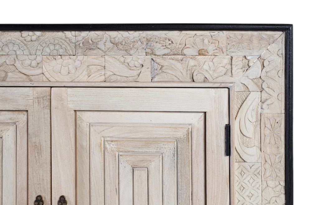 Credenza a quattro ante con dettagli intagliati a mano 195cm