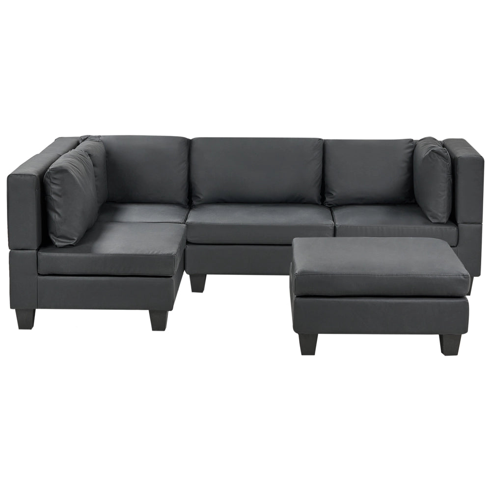 Divano componibile 4 posti imbottito in tessuto nero con gambe nere schienale imbottito lato destro con pouf stile moderno