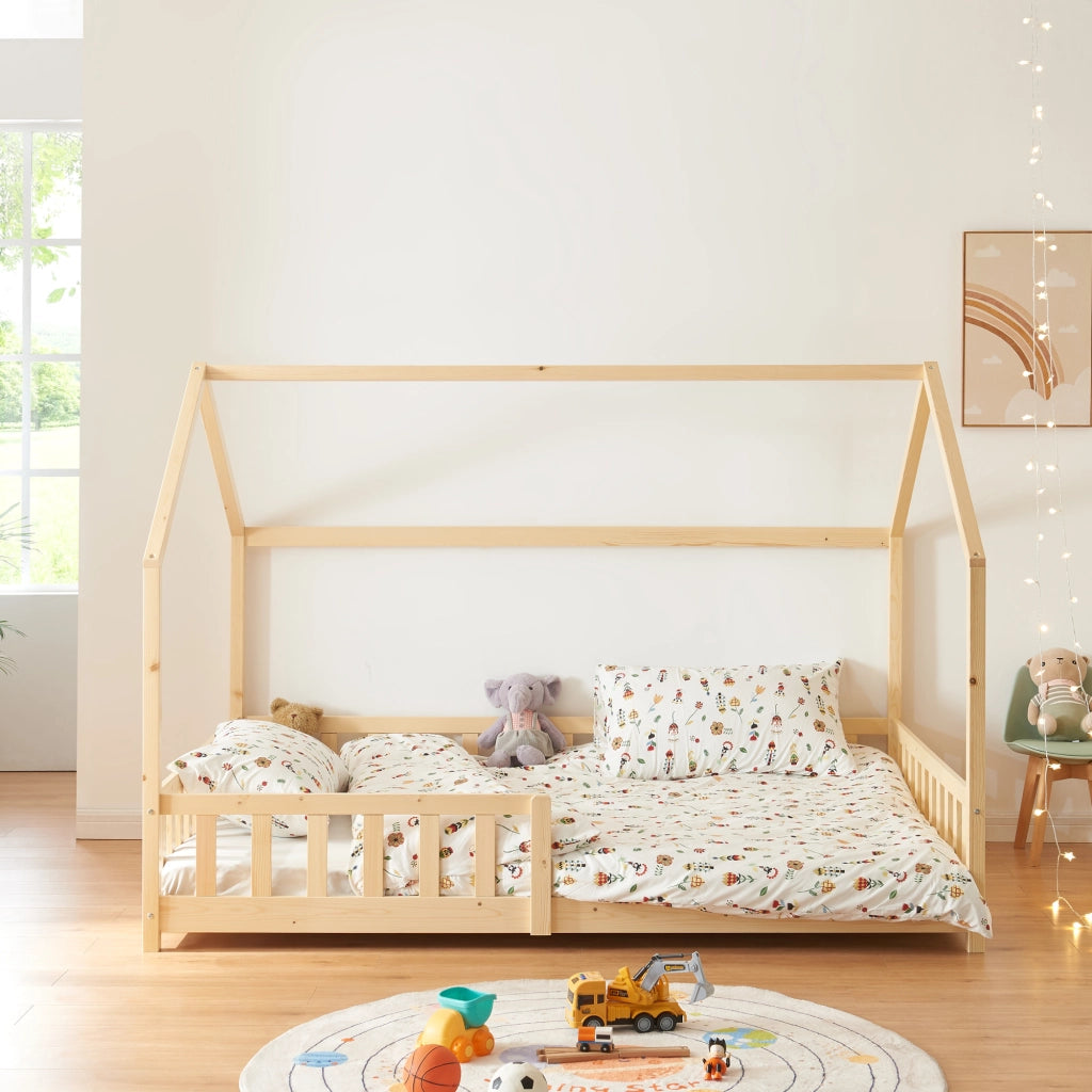 Letto Piazza e Mezza Hesel per Cameretta Forma di Casetta con Materasso 120 x 200 cm Naturale [en.casa]