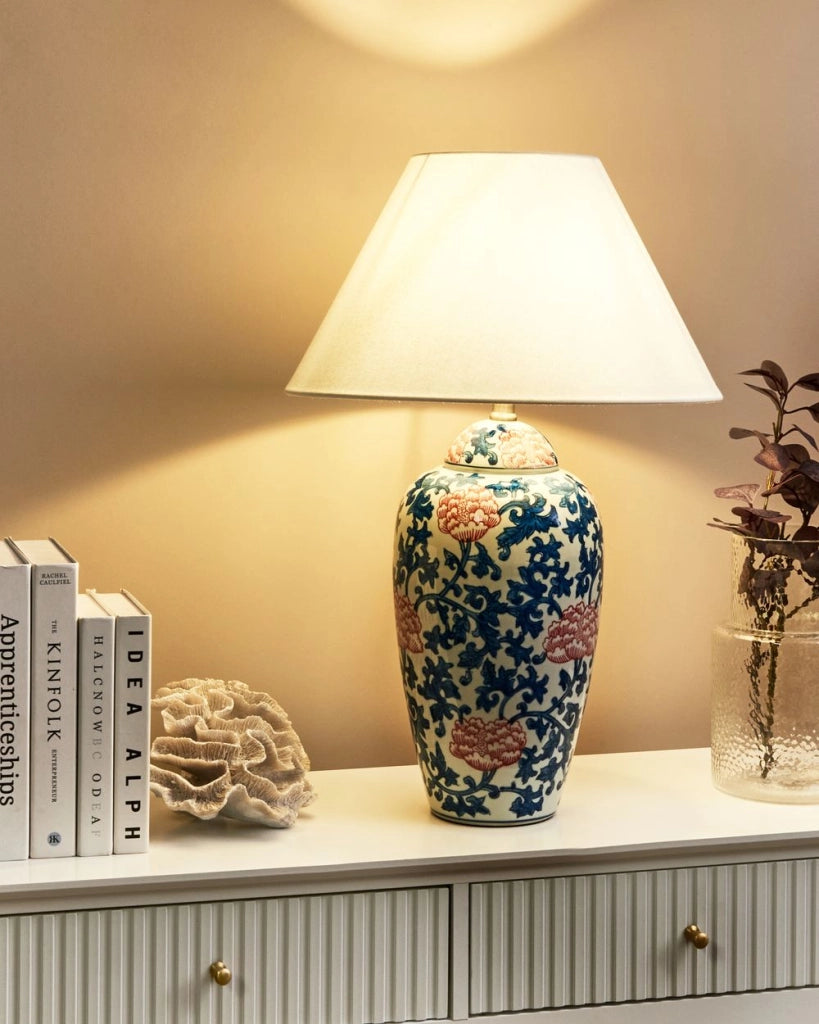 Lampada da tavolo Base in porcellana bianca e blu Paralume a campana in lino con patten floreale Illuminazione elegante
