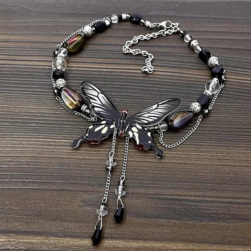 Collana con nappa a farfalla nera: gioiello fatto a mano con perline.
