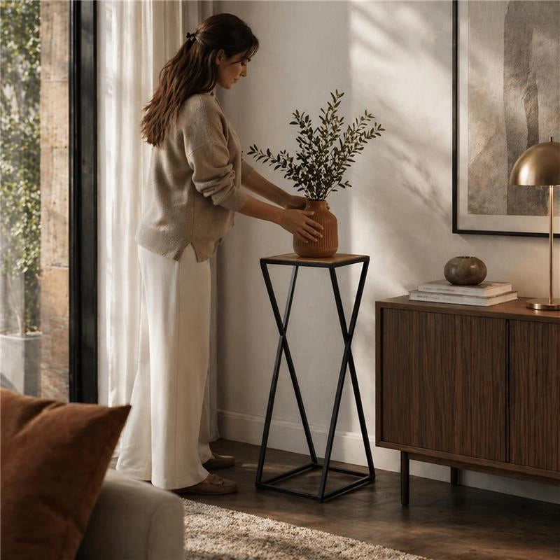 TAVOLINO A COLONNA CON STRUTTURA IN METALLO NERO E TOP IN MDF EFFETTO LEGNO SCURO MISURE: 25X70 CM