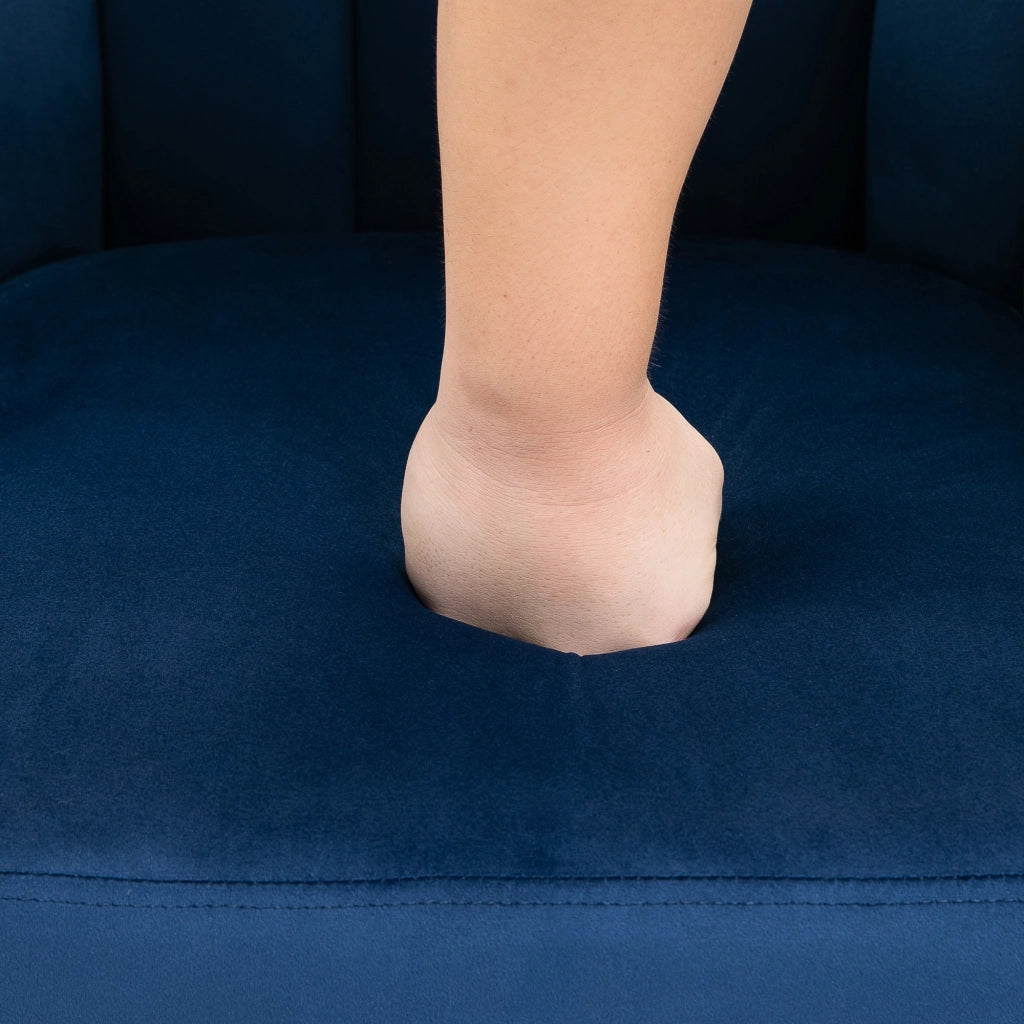Poltrona da Salotto 67x65x77 cm con Imbottitura Spessa Gambe in Legno e Braccioli in Velluto Blu