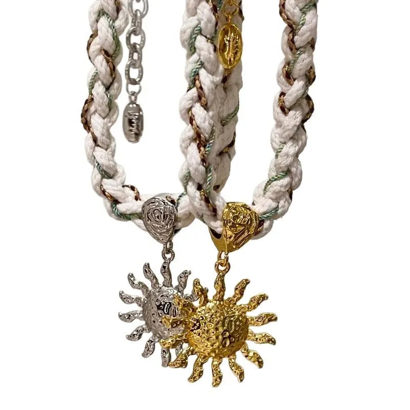 Collana con ciondolo a forma di sole intrecciato a mano