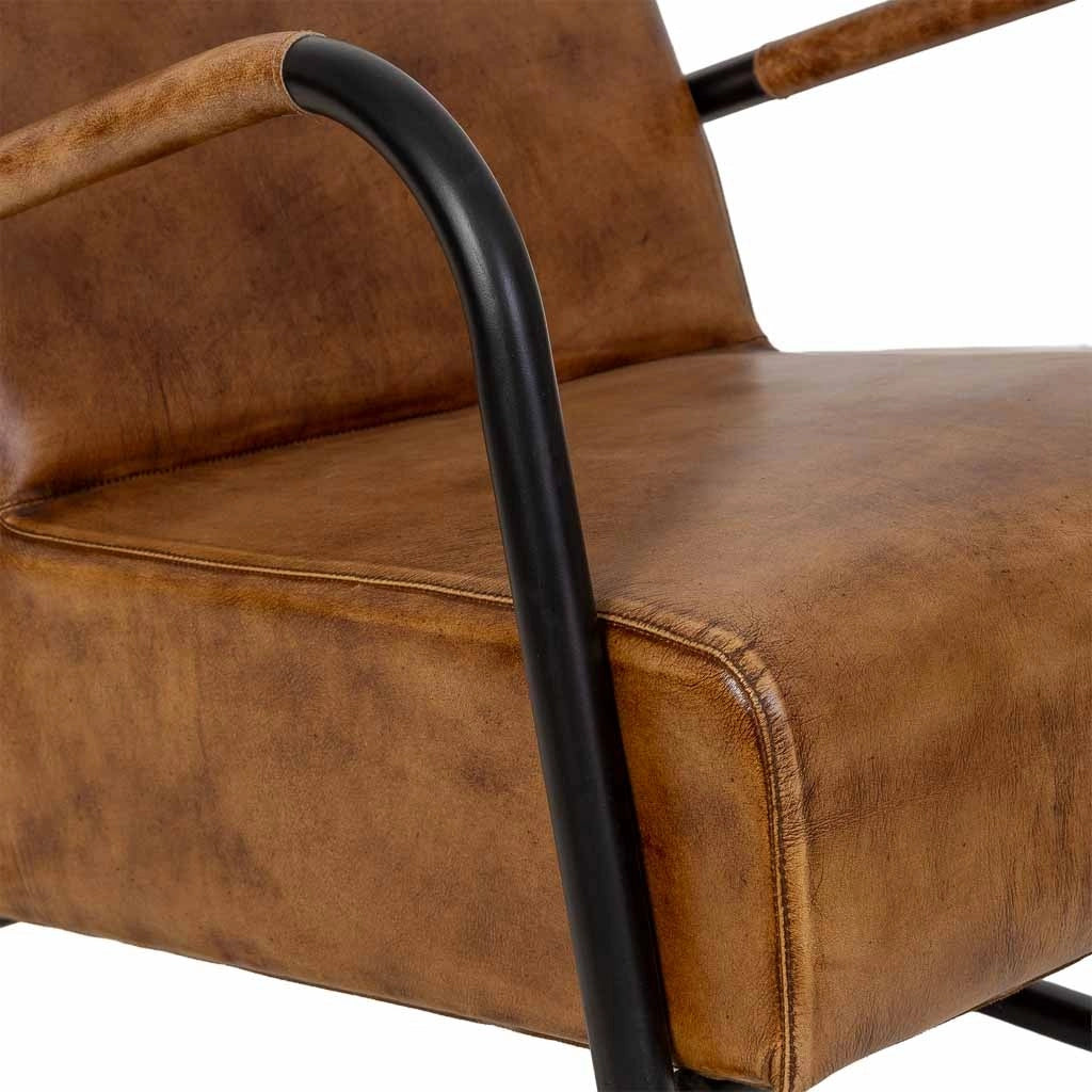 Poltrona in metallo rivestita in pelle marrone, dimensioni 61x70x84 cm