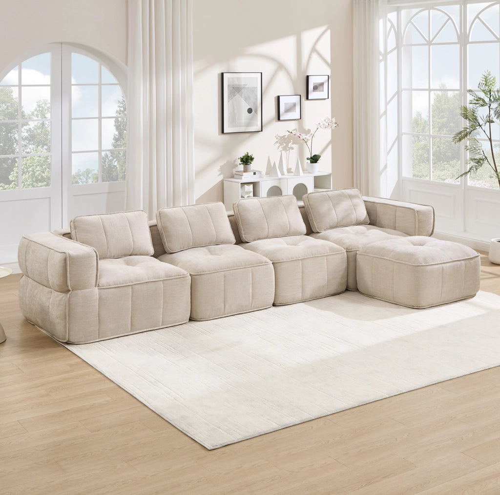Divano modulare angolare in poliestere beige con pouf e seduta profonda