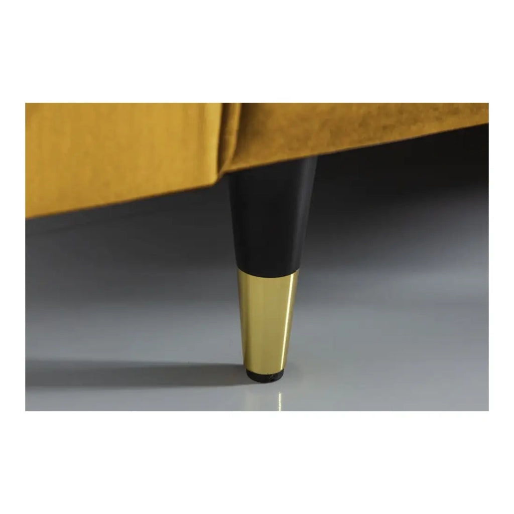 Divano KOLIRI 3 posti giallo senape – Divano di design in velluto con struttura in legno massiccio